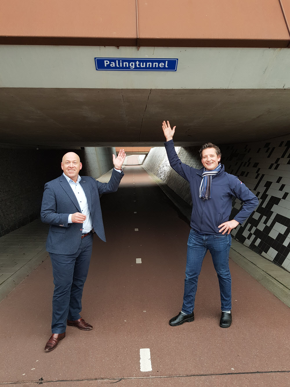 'Voorzitter Bedrijvenkring Harderwijk En Palingroker Dopen Palingtunnel ...